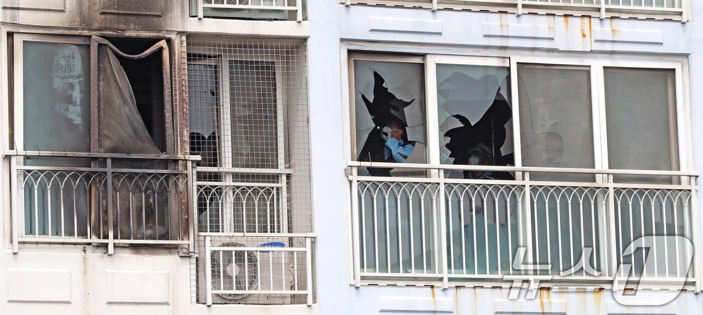 3일 어린이 2명이 숨진 부산 기장군 한 아파트 화재 현장에서 소방당국과 경찰 등 관계 기관이 합동감식을 벌이고 있다.2025.7.3/뉴스1 ⓒ News1 윤일지 기자