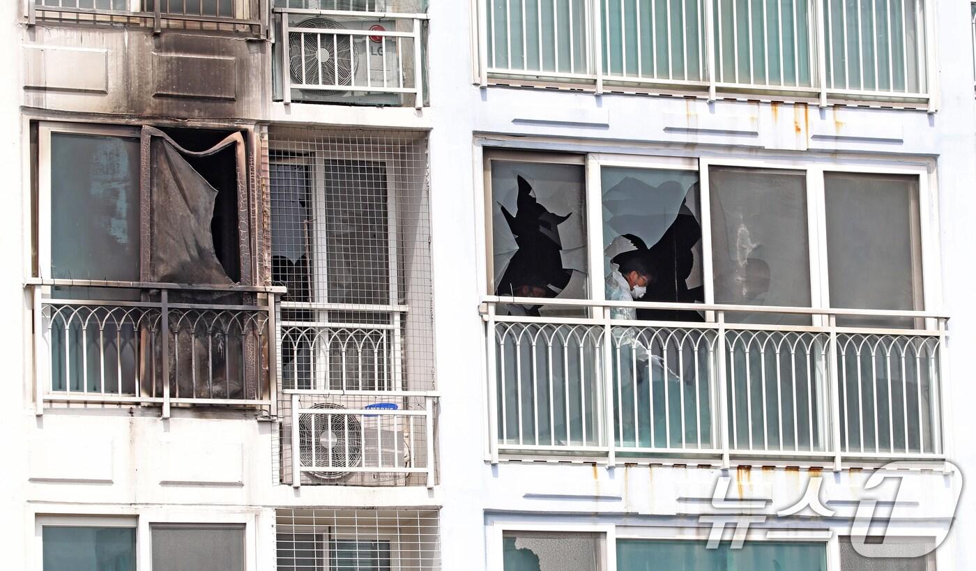 지난달 3일 어린이 2명이 숨진 부산 기장군 한 아파트 화재 현장에서 소방당국과 경찰 등 관계 기관이 합동감식을 벌이고 있다. 2025.7.3/뉴스1 ⓒ News1 윤일지 기자