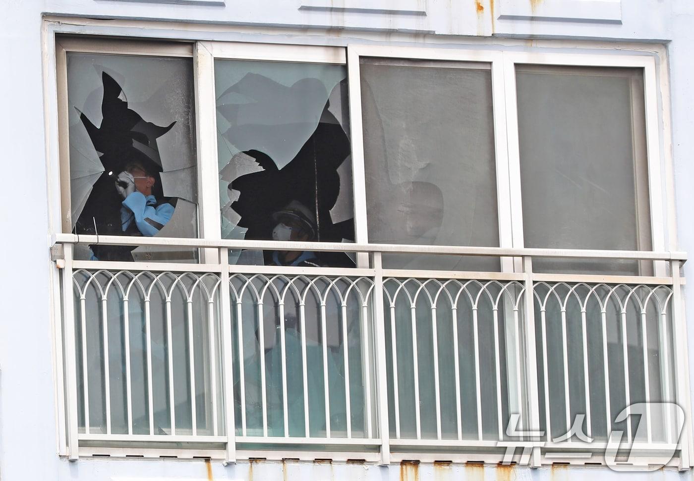 3일 어린이 2명이 숨진 부산 기장군 한 아파트 화재 현장에서 소방당국과 경찰 등 관계 기관이 합동감식을 벌이고 있다. 2025.7.3/뉴스1 ⓒ News1 윤일지 기자