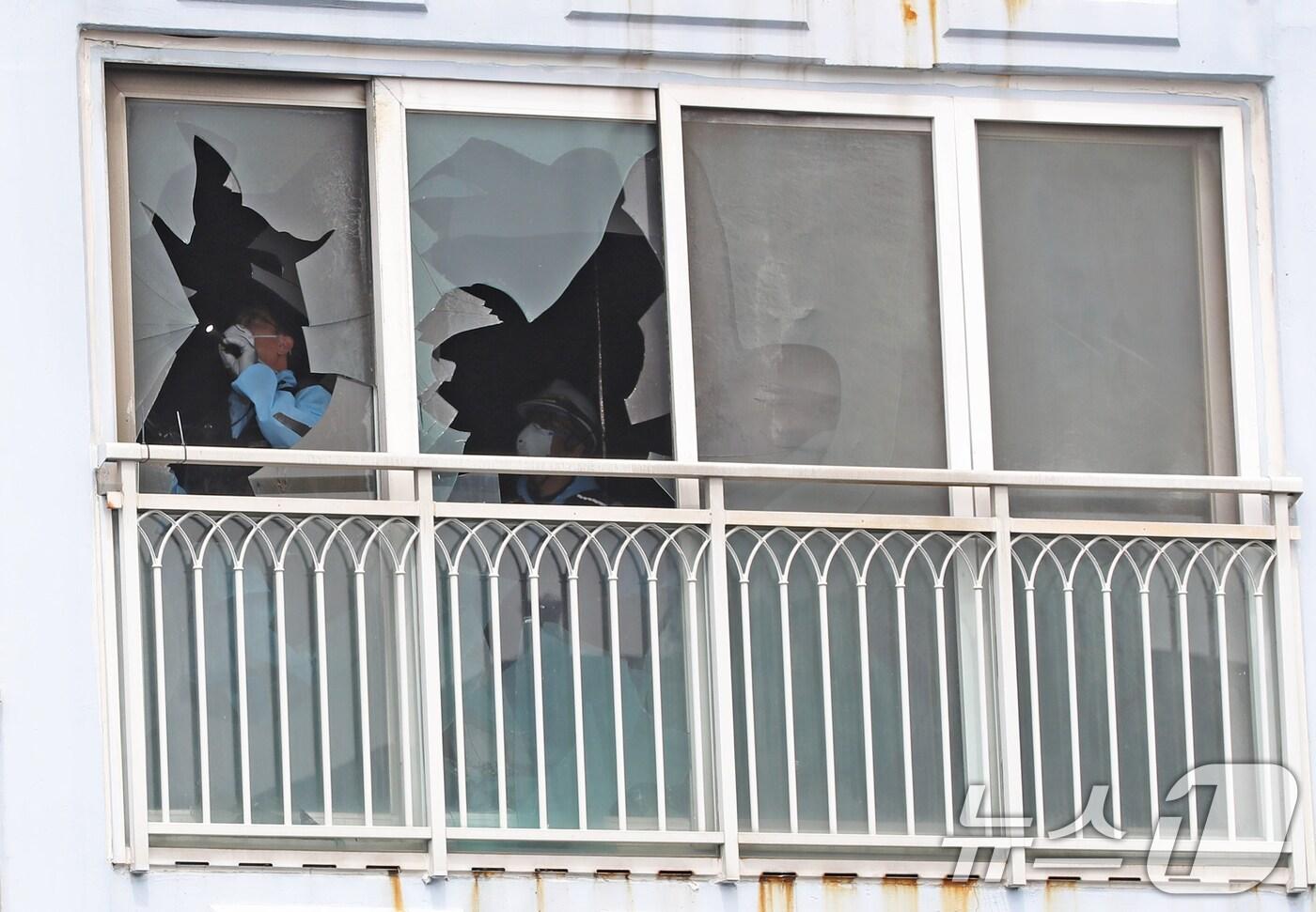 3일 어린이 2명이 숨진 부산 기장군 한 아파트 화재 현장에서 소방당국과 경찰 등 관계 기관이 합동감식을 벌이고 있다. 전날 오후 10시 58분쯤 기장군 한 아파트 6층에서 부모가 잠시 외출한 사이 불이 나 6살, 8살 자매가 심정지 상태로 인근 병원에 이송됐지만 끝내 사망 판정을 받았다. 2025.7.3/뉴스1 ⓒ News1 윤일지 기자