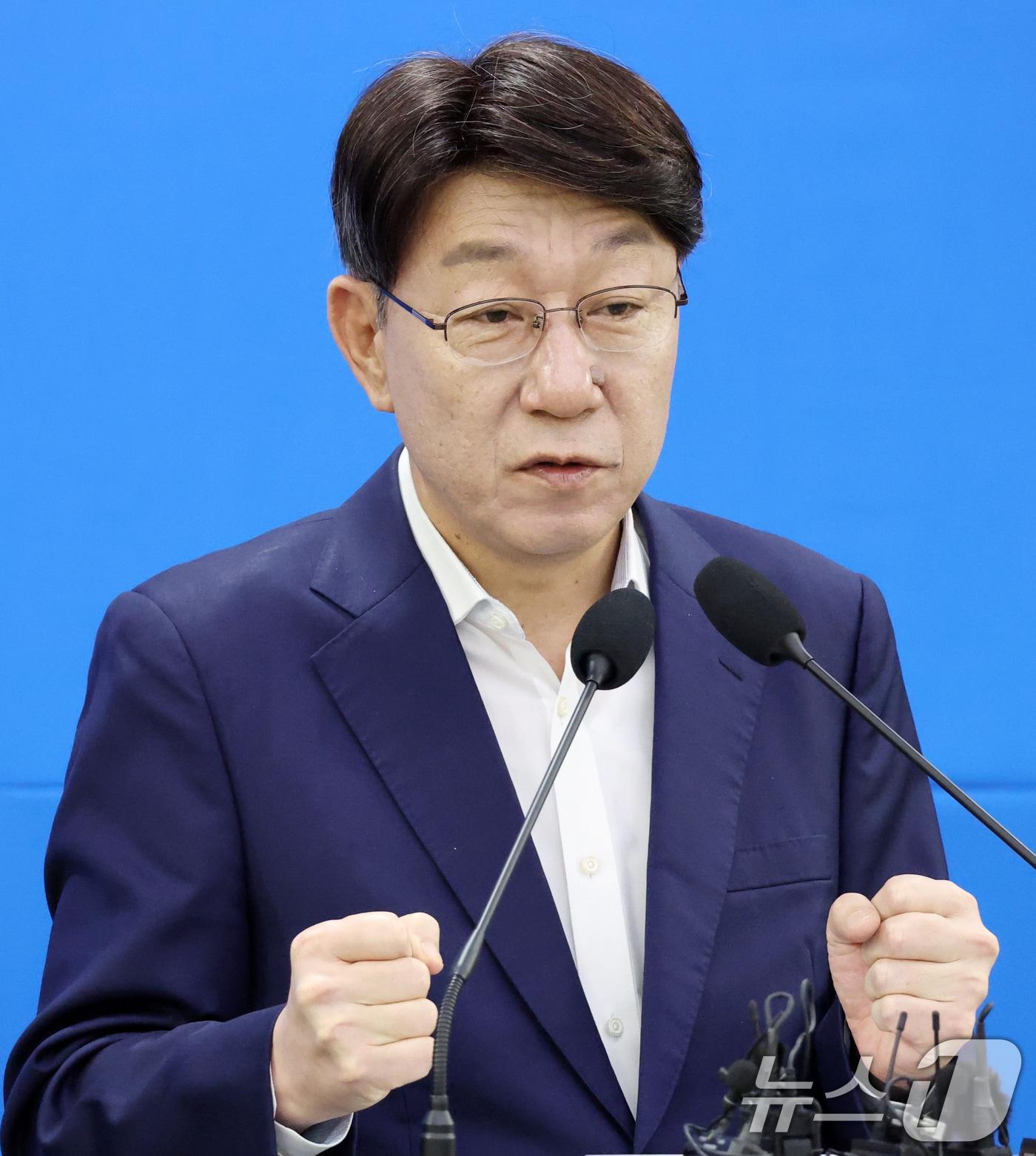 본문 이미지 - 우범기 전주시장이 3일 전북 전주시 전주시청에서 민선 8기 3주년 기자회견을 열고 질의에 답변을 하고 있다. 2025.7.3/뉴스1 ⓒ News1 유경석 기자