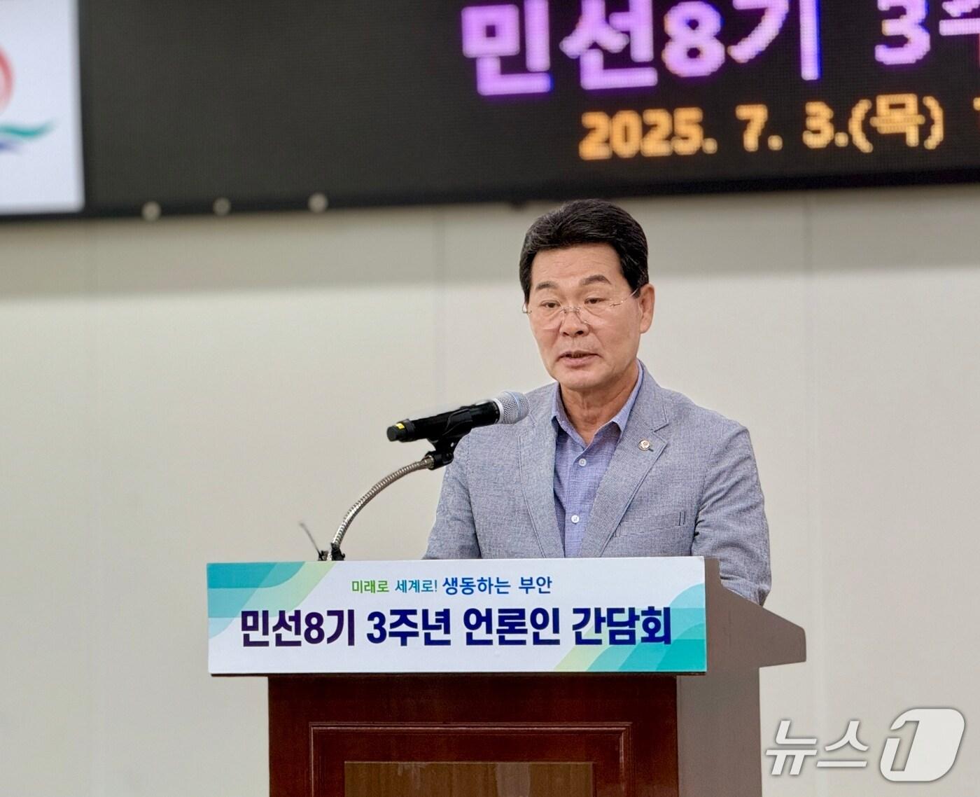 본문 이미지 - 권익현 부안군수가 3일 군청 대회의실에서 민선8기 취임 3주년 언론인 간담회를 갖고 있다.2025.7.3/뉴스1 ⓒ News1 김재수 기자