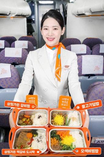 본문 이미지 - 제주항공 객실승무원이 기내식 인기 메뉴인 불고기덮밥, 오색비빔밥, 삼원가든 소갈비찜 도시락, 삼원가든 떡갈비 도시락 등을 선보인 모습&lt;자료사진&gt;&#40;제주항공 제공&#41;. 2025.07.03.