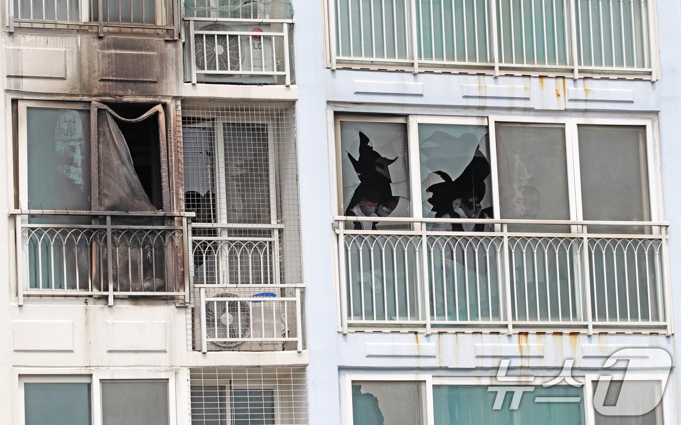 3일 어린이 2명이 숨진 부산 기장군 한 아파트 화재 현장에서 소방당국과 경찰 등 관계 기관이 합동감식을 벌이고 있다.2025.7.3/뉴스1 ⓒ News1 윤일지 기자