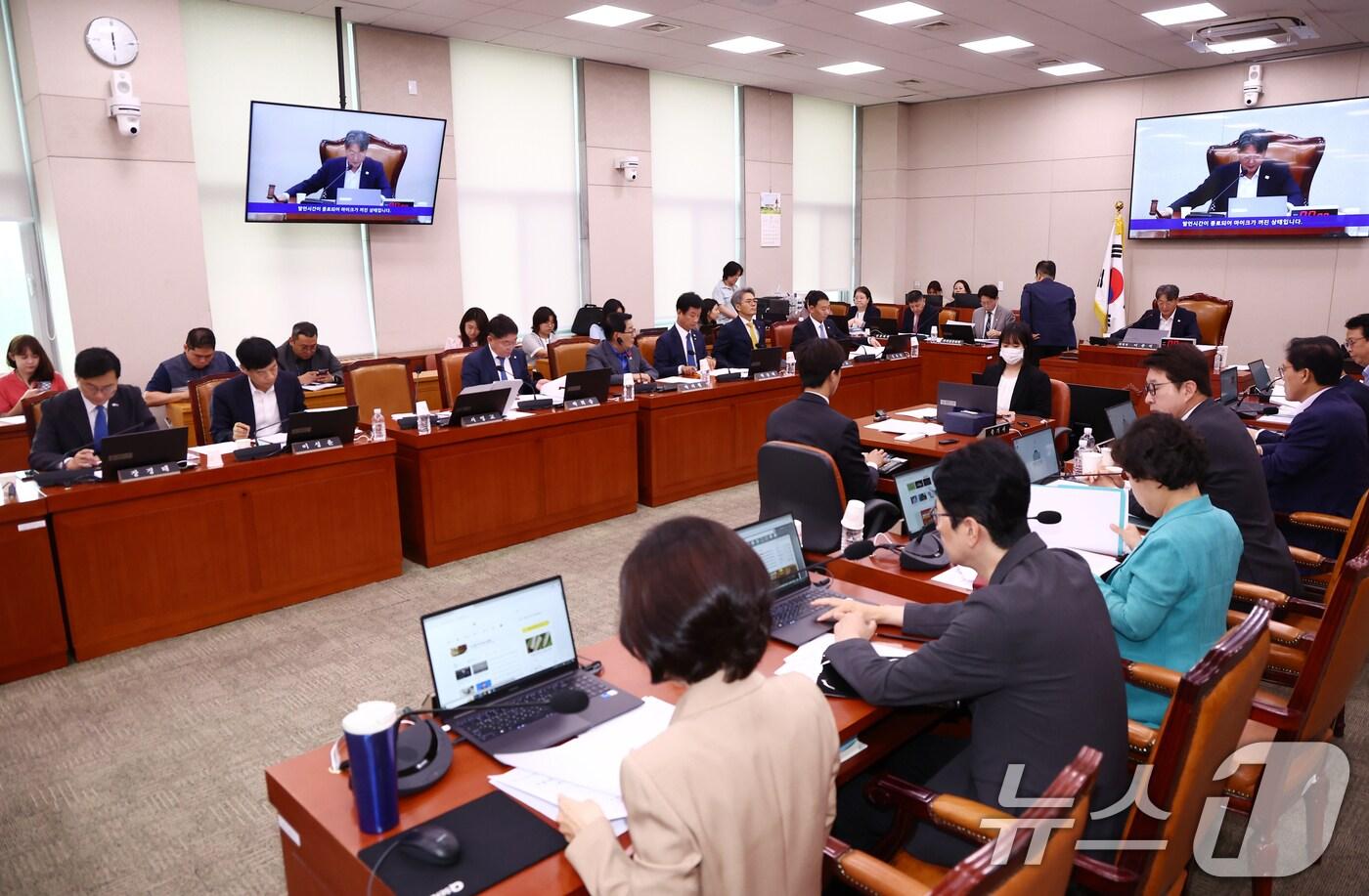 3일 오전 서울 여의도 국회에서 열린 법제사법위원회 전체회의에서 대주주의 영향력을 제한하는 '3%룰' 등을 담아 강화된 상법 일부개정법률안이 통과되고 있다. 2025.7.3/뉴스1 ⓒ News1 김민지 기자