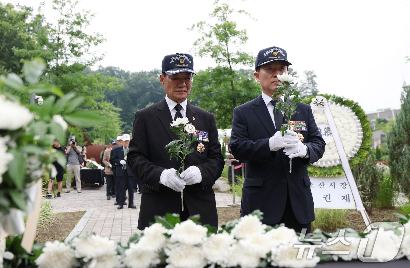 지난달 3일 오전 경기 오산시 죽미령평화공원에서 열린 '제75주년 유엔군 초전기념 및 미 스미스부대 전몰장병 추도식'에서 참석자들이 헌화를 하고 있다. 2025.7.3/뉴스1 ⓒ News1 김영운 기자