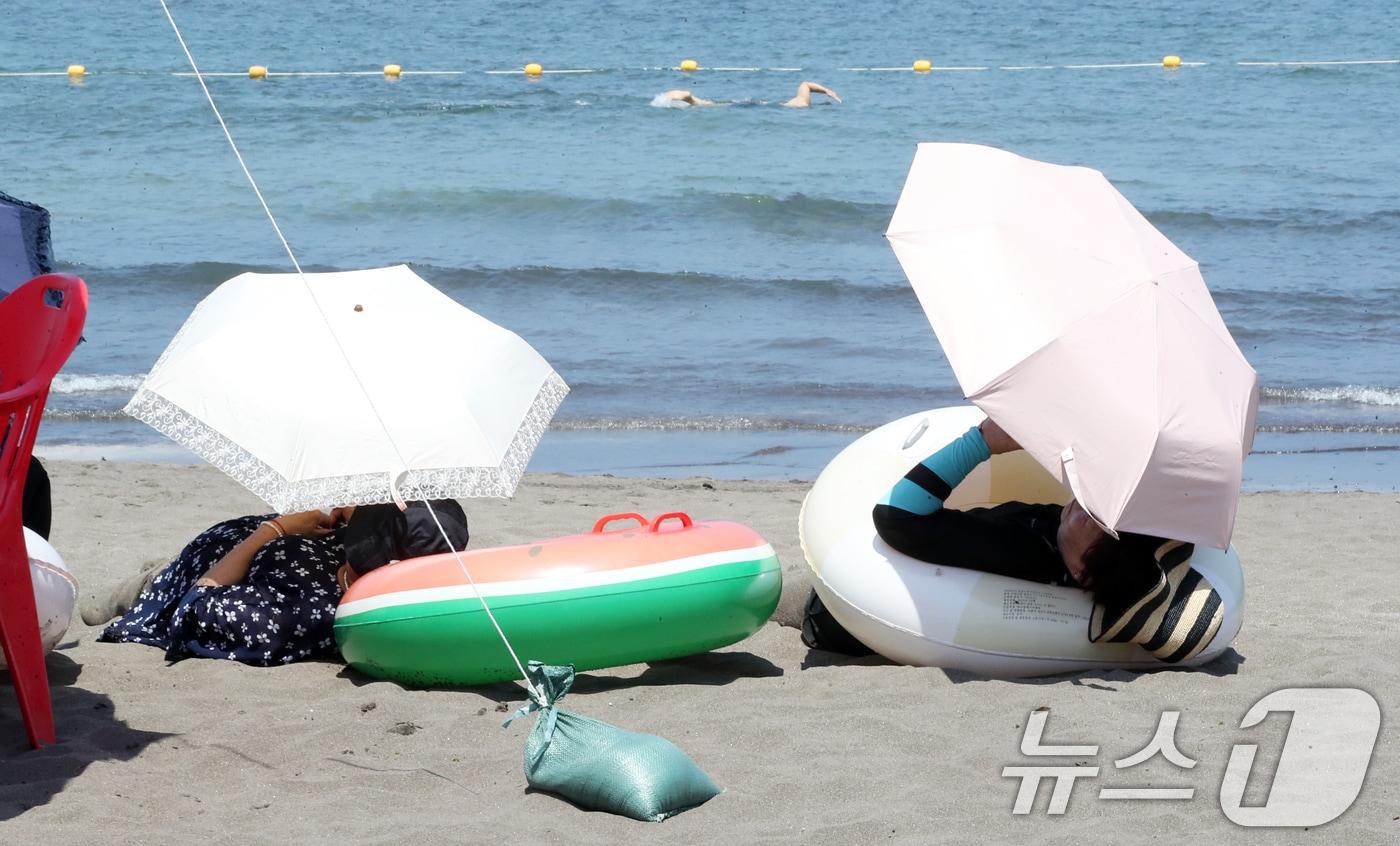 폭염이 이어지는 3일 오전 제주시 삼양해수욕장에서 피서객들이 무더위를 쫓고 있다. 기상청은 이날 지난달 12일 시작된 제주 장마가 15일 만인 26일 끝나 역대 가장 이르게 종료됐다고 발표했다. 2025.7.3/뉴스1 ⓒ News1 오현지 기자