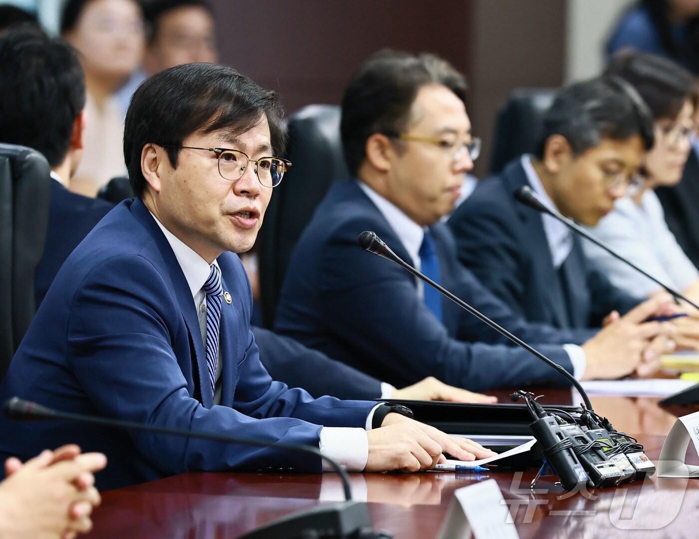 본문 이미지 - 여한구 산업통상자원부 통상교섭본부장 3일 오전 서울 종로구 한국무역보험공사 대회의실에서 기획재정부, 외교부, 농림축산식품부, 과학기술정보통신부 등 관계부처 위원회 위원 등이 참석한 가운데 열린 제48차 통상추진위원회를 주재하고 있다. (산업통상자원부 제공. 재판매 및 DB금지) 2025.7.3/뉴스1