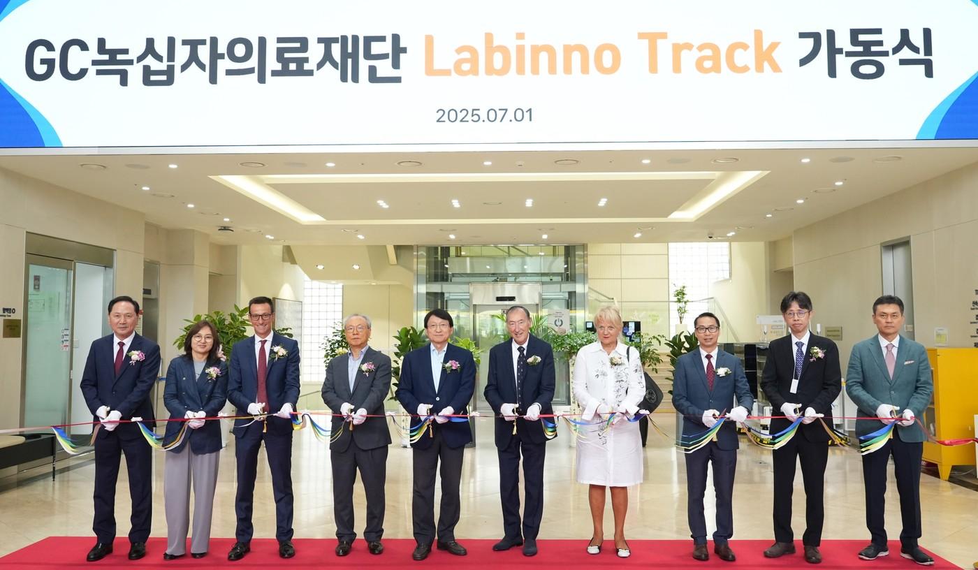  허일섭 GC&#40;녹십자홀딩스&#41; 회장&#40;왼쪽에서 다섯 번째&#41;, 지안 안드레아 페드라치니 인펙코 회장&#40;왼쪽에서 여섯 번째&#41;, 킷 탕 로슈 코리아 대표&#40;오른쪽에서 세번째&#41;, 이상곤 GC녹십자의료재단 대표원장&#40;오른쪽에서 두번째&#41;이 가동식에서 리본 컷팅을 하고 있다. &#40;GC 제공&#41;