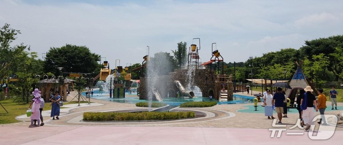 본문 이미지 - 제천시 의림지 수리공원 물놀이장 개장.(제천시 제공, 재판매 및 DB금지) /뉴스1   