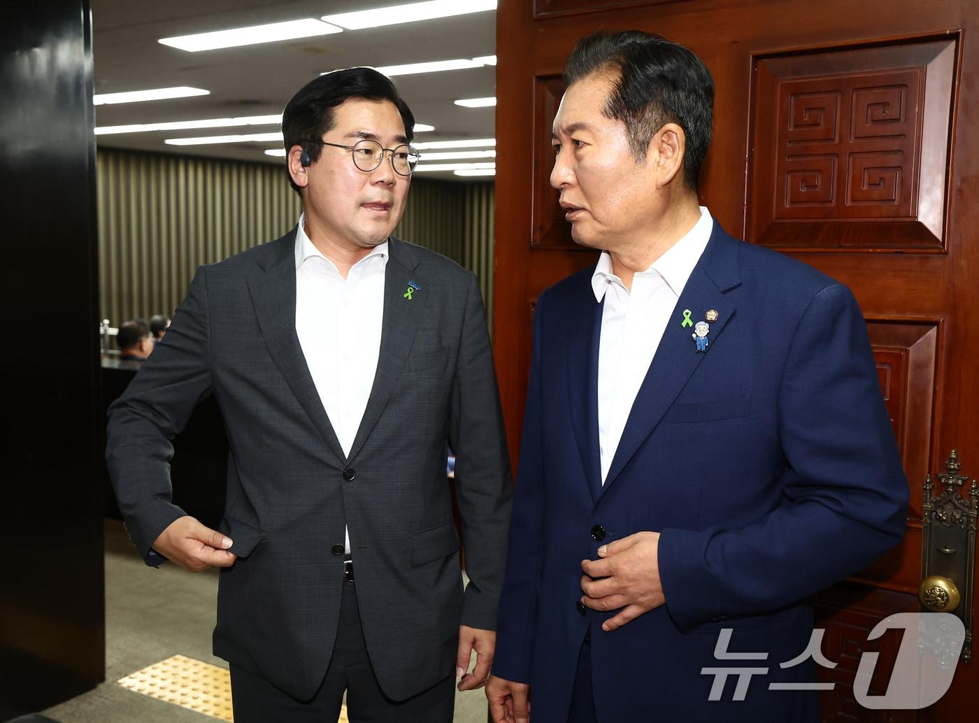 본문 이미지 - 더불어민주당 당 대표 후보자인 박찬대(왼쪽)·정청래 의원이 3일 서울 여의도 국회에서 열린 비공개 의원총회에 참석하며 대화하고 있다. 2025.7.3/뉴스1 ⓒ News1 김민지 기자