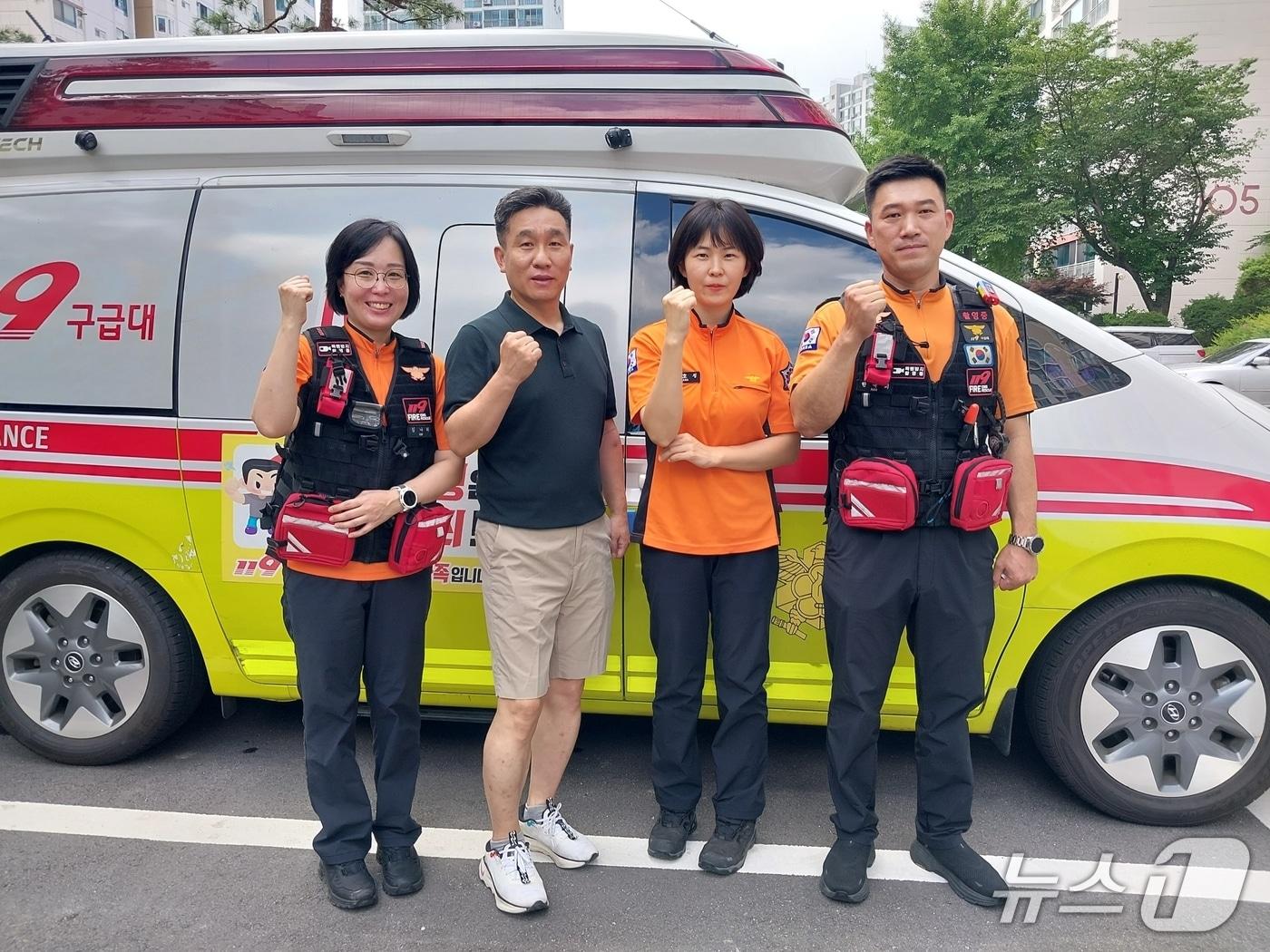 본문 이미지 - 심정지로 쓰러진 50대 남성을 구조한 시민과 광주 북부소방서 대원들의 모습.&#40;광주 북부소방 제공. 재판매 및 DB 금지&#41;