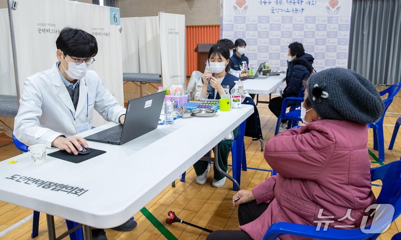 증평군과 굿닥터스나눔단이 지난해 증평에서 한의 진료를 하는 모습.(증평군 제공, 재판매 및 DB금지)/뉴스1