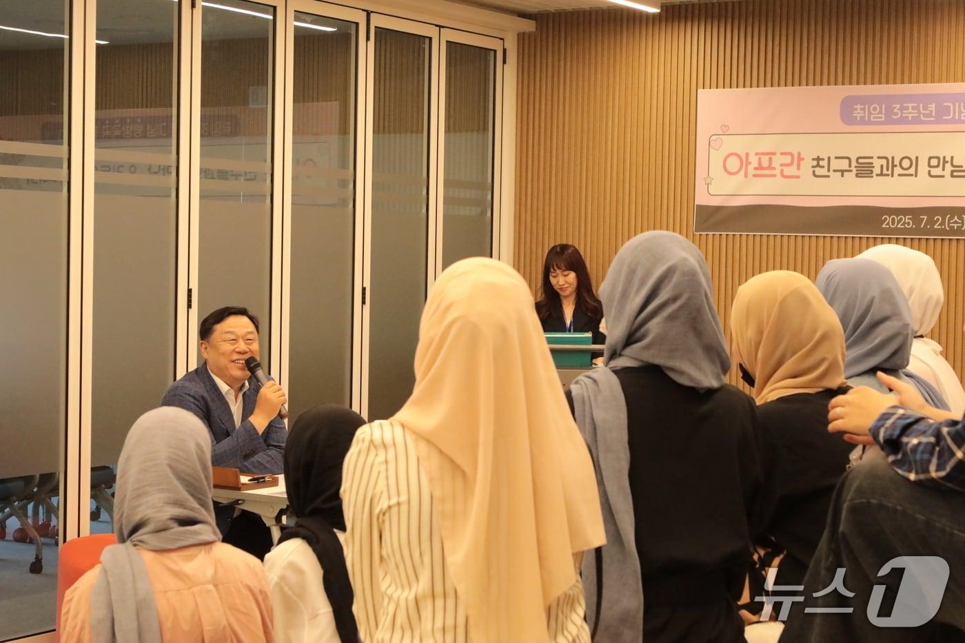 지난 2일 울산 동구가족센터에서 김종훈 동구청장이 아프가니스탄 특별기여자 자녀들과 대화하고 있다. 2025.7.2./뉴스1 김세은 기자