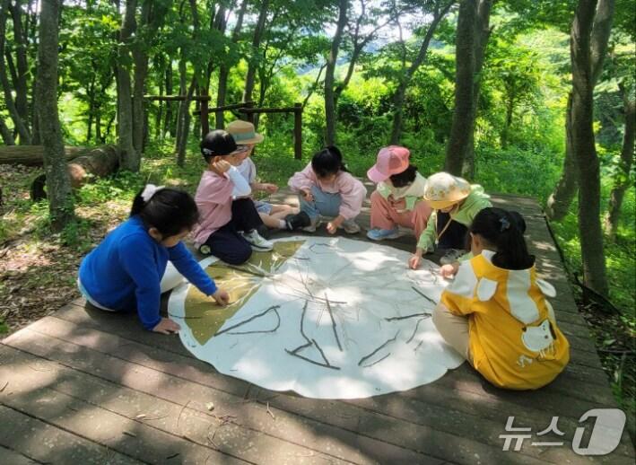 본문 이미지 - 장수군은 뜬봉샘 국가생태관광지에서 운영 중인 생태체험 프로그램이 환경부의 &#39;2025년 제1회 우수 환경교육프로그램&#39;으로 재지정됐다고 3일 밝혔다.&#40;장수군 제공. 재판매 및 DB금지&#41;2025.7.3/뉴스1