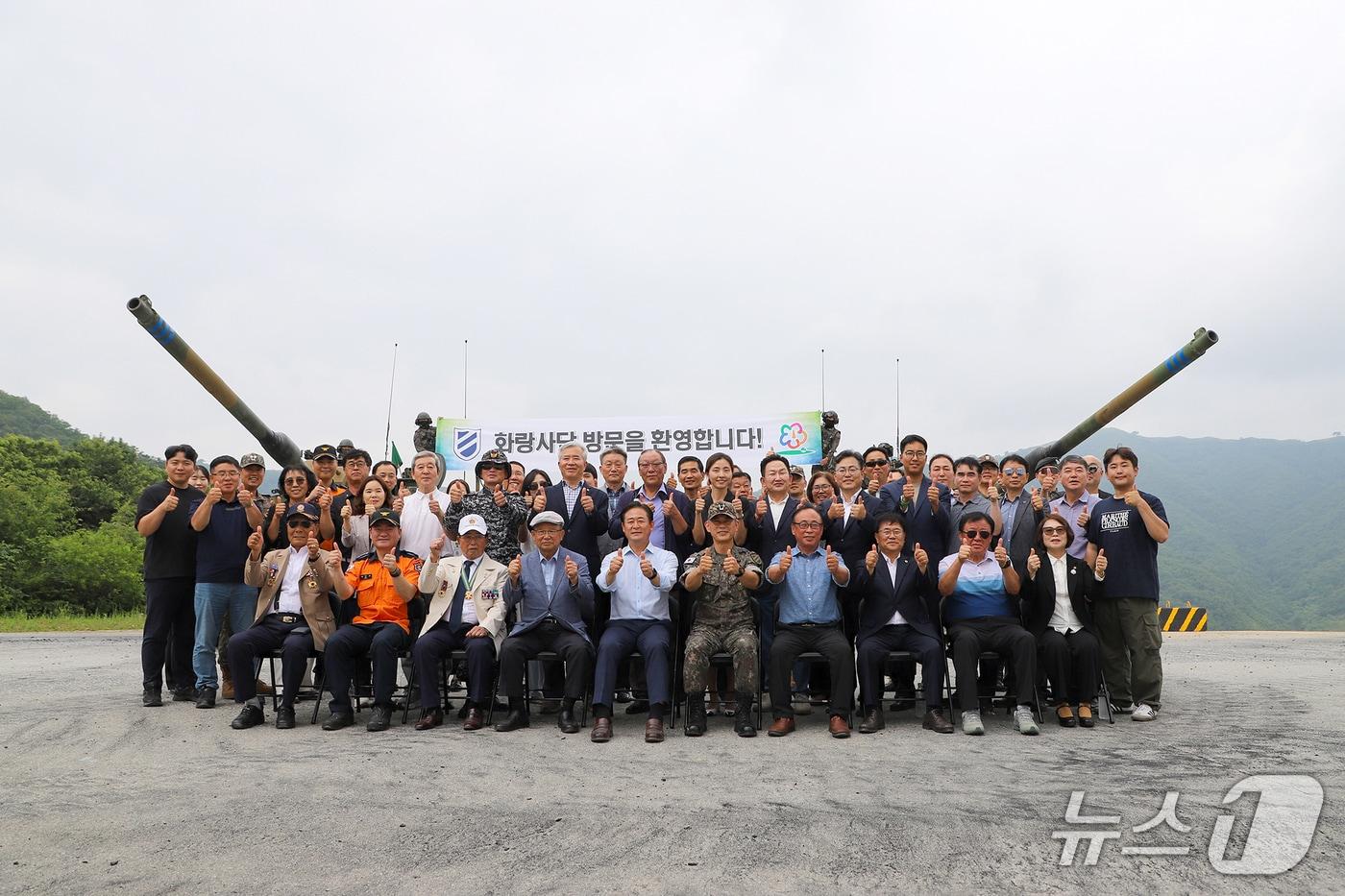 3일 강원 홍천군 매봉산훈련장에서 권혁동 제11기동사단장이 주관한 지역 안보관계관 ·주민 초청 행사의 참석자들이 기념사진을 촬영하고 있다.&#40;11사단 제공, 재판매 및 DB금지&#41;