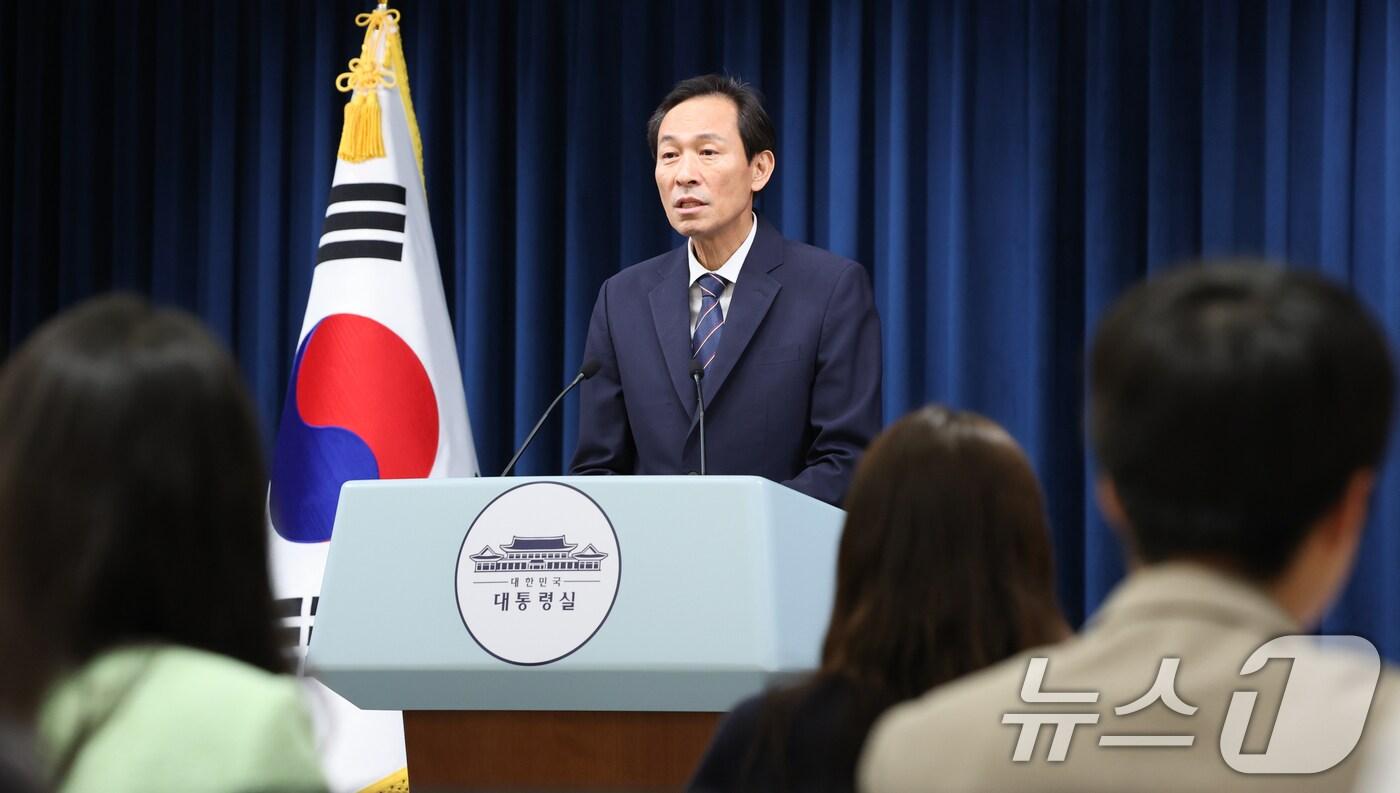 우상호 정무수석이 3일 서울 용산구 대통령실 청사에서 야5당 지도부 오찬 관련 브리핑을 하고 있다. 2025.7.3/뉴스1 ⓒ News1 허경 기자
