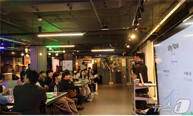 본문 이미지 - 대구창조경제혁신센터의 '클리치' 오프닝 행사에 참석한 예비 청년 창업가들이 프로그램 진행에 대한 설명을 듣고 있다.(대구창조경제혁신센터 제공. 재판매 및 DB 금지)