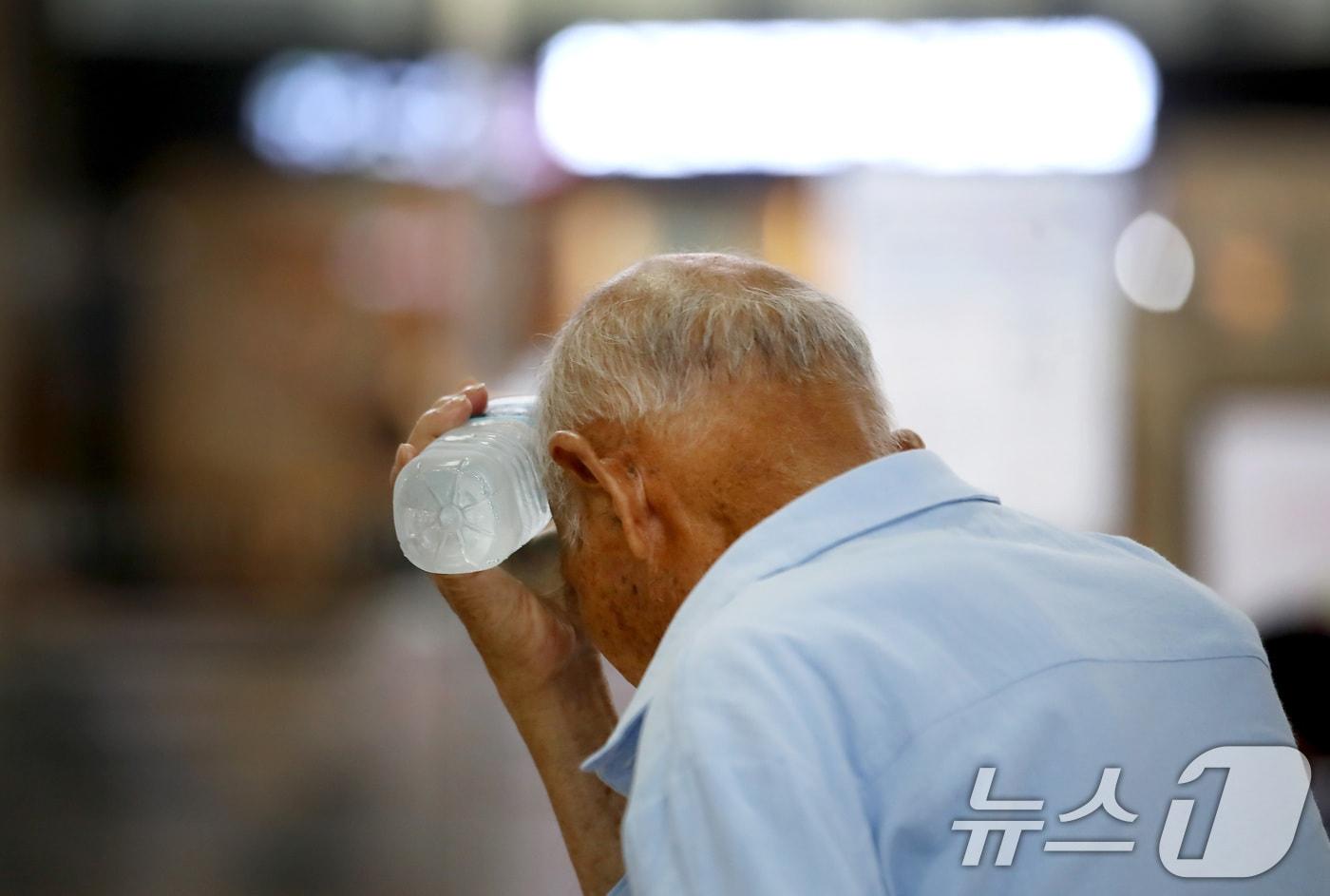 대구 북구 대구역 대합실에서 한 어르신이 얼음 생수통를 머리에 대고 더위를 식히고 있다. 2025.7.3/뉴스1 ⓒ News1 공정식 기자