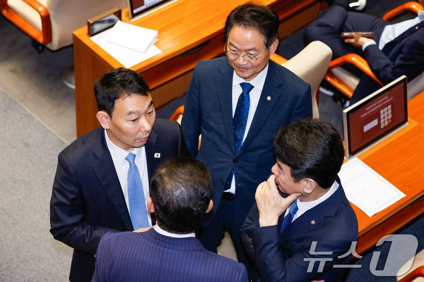 김병기 더불어민주당 대표 직무대행 겸 원내대표가 지난 7월 3일 오후 서울 여의도 국회에서 열린 제426회국회&#40;임시회&#41; 제4차 본회의에서 김용민 법사위 간사, 문진석 원내수석, 허영 원내정책수석부대표&#40;사진 왼쪽부터 시계방향&#41;와 대화하고 있다. 2025.7.3/뉴스1 ⓒ News1 안은나 기자