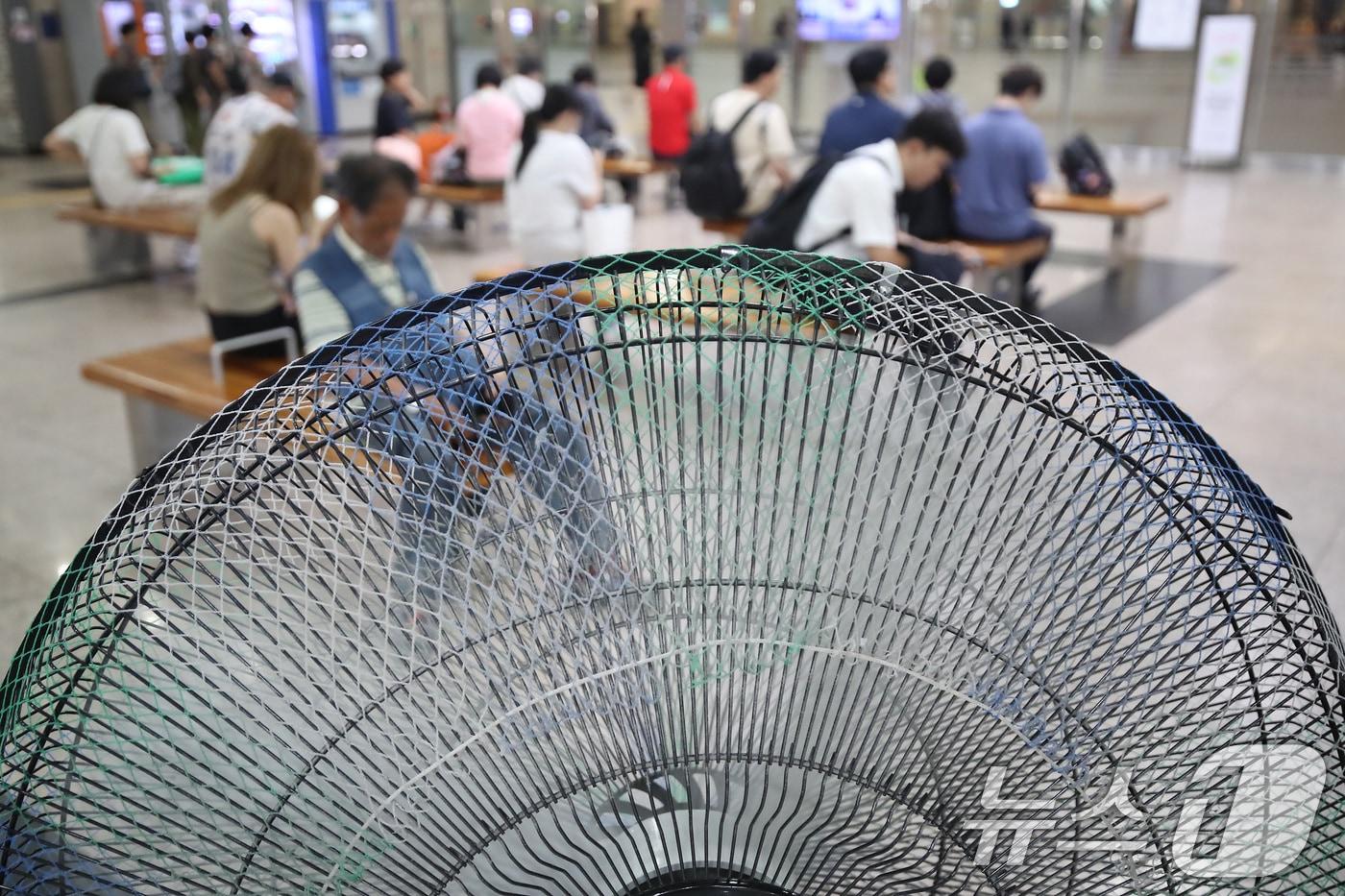 일주일째 폭염특보가 이어진 3일 대구 북구 대구역 대합실에서 시민들이 대형 선풍기 앞에 앉아 열차를 기다리고 있다. 2025.7.3/뉴스1 ⓒ News1 공정식 기자