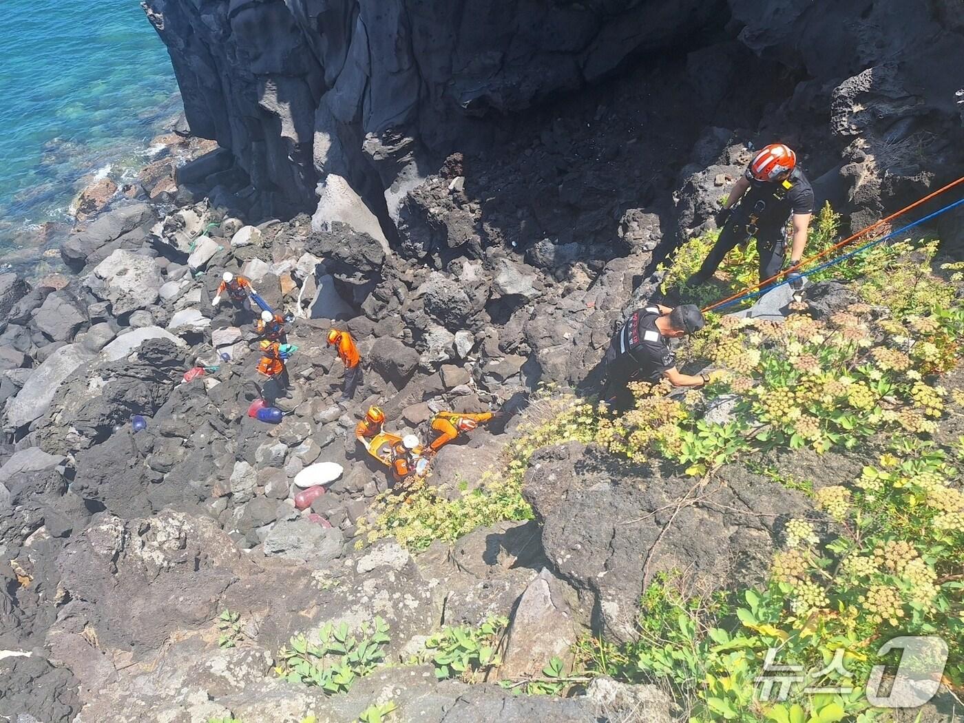 본문 이미지 - 3일 오전 제주시 애월읍에서 60대 여성이 절벽 아래로 떨어져 구조되고 있다.(제주도소방안전본부 제공. 재판매 및 DB 금지)