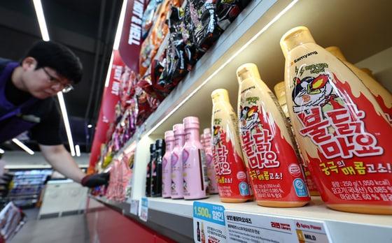 본문 이미지 - 서울 마포구 CU 홍대상상점 라면 라이브러리에 매운 라면 소스제품이 진열돼 있다.. 2025.7.3/뉴스1 ⓒ News1 김도우 기자