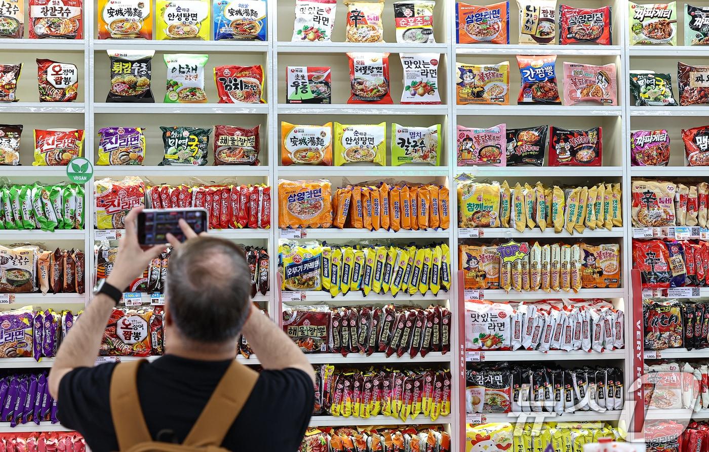 3일 서울 마포구 CU 홍대상상점 라면 라이브러리를 찾은 고객이 라면을 살펴보고 있다.2025.7.3/뉴스1 ⓒ News1 김도우 기자