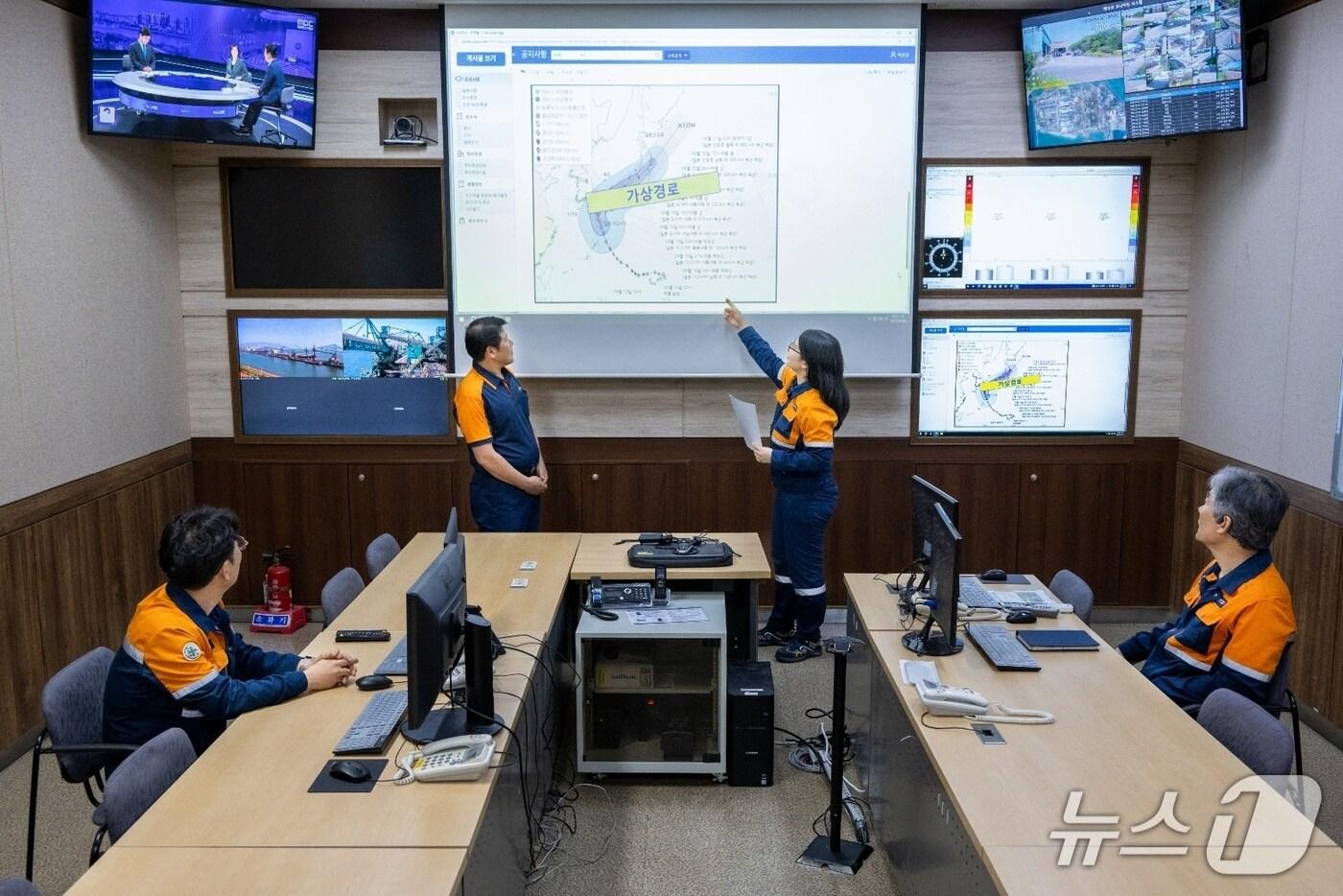 광양제철소가 태풍으로 인한 집중호우 상황을 가장한 비상대응 훈련 브리핑을 진행하고 있다. (광양제철소 제공)