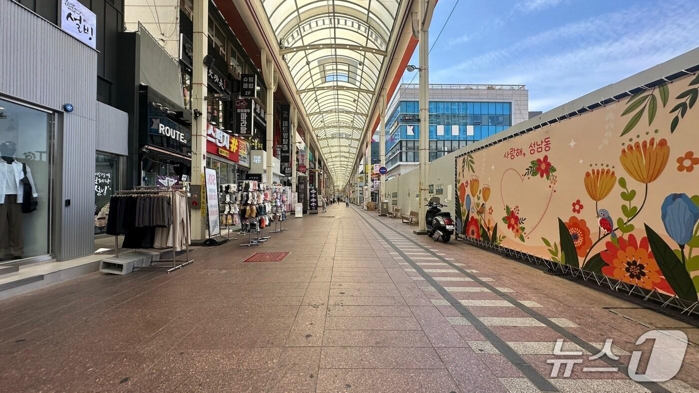 3일 오후 찾은 울산 중구 젊음의 거리는 오가는 사람 없이 한산한 모습이다. 이날 울산의 낮 최고 기온은 36도를 기록했다.2025.7.3/뉴스1 ⓒNews1 김지혜 기자