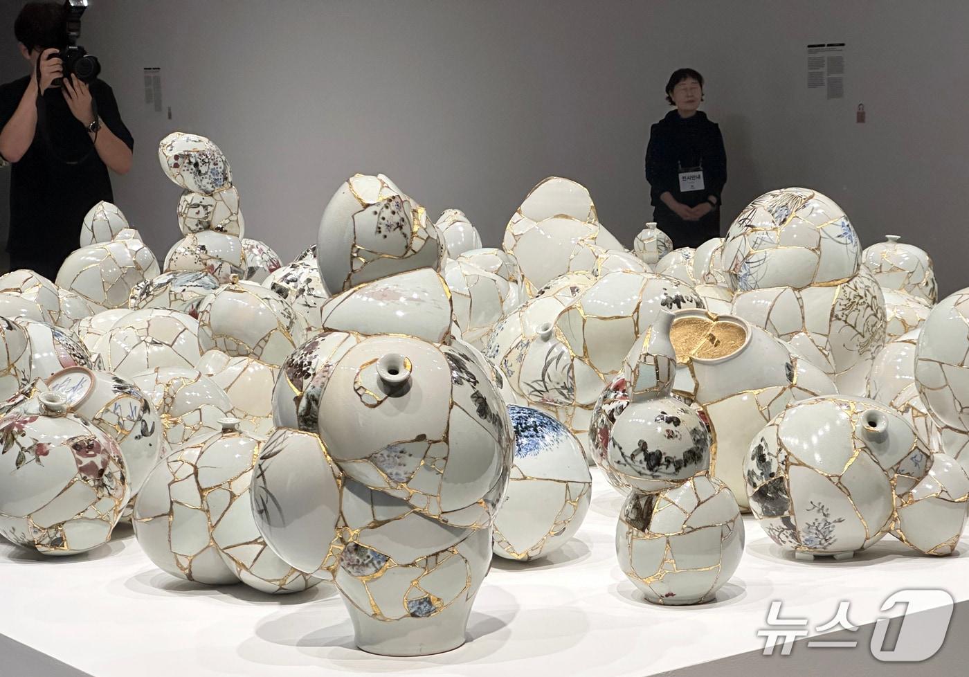 3일 울산시립미술관에 이수경 작가의 '번역된 도자기'가 전시돼 있다. 이 작품은 깨어지고 버려진 서로 다른 도자기 파편들을 조합해 만든 것으로, 금(crack)을 금(金)으로 메움으로써 실패나 오류로부터 시련과 역경을 딛고 더 성숙해지는 삶에 대한 기대를 나타낸다. 2025.7.3/뉴스1 ⓒ News1 조민주 기자