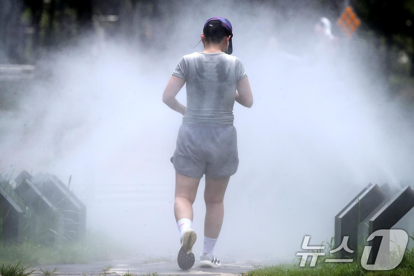 일주일째 폭염특보가 이어진 3일 대구 중구 김광석길 입구 산책로에서 달리기하던 한 시민이 쿨링포그 사이를 걸으며 숨을 고르고 있다. 2025.7.3/뉴스1 ⓒ News1 공정식 기자