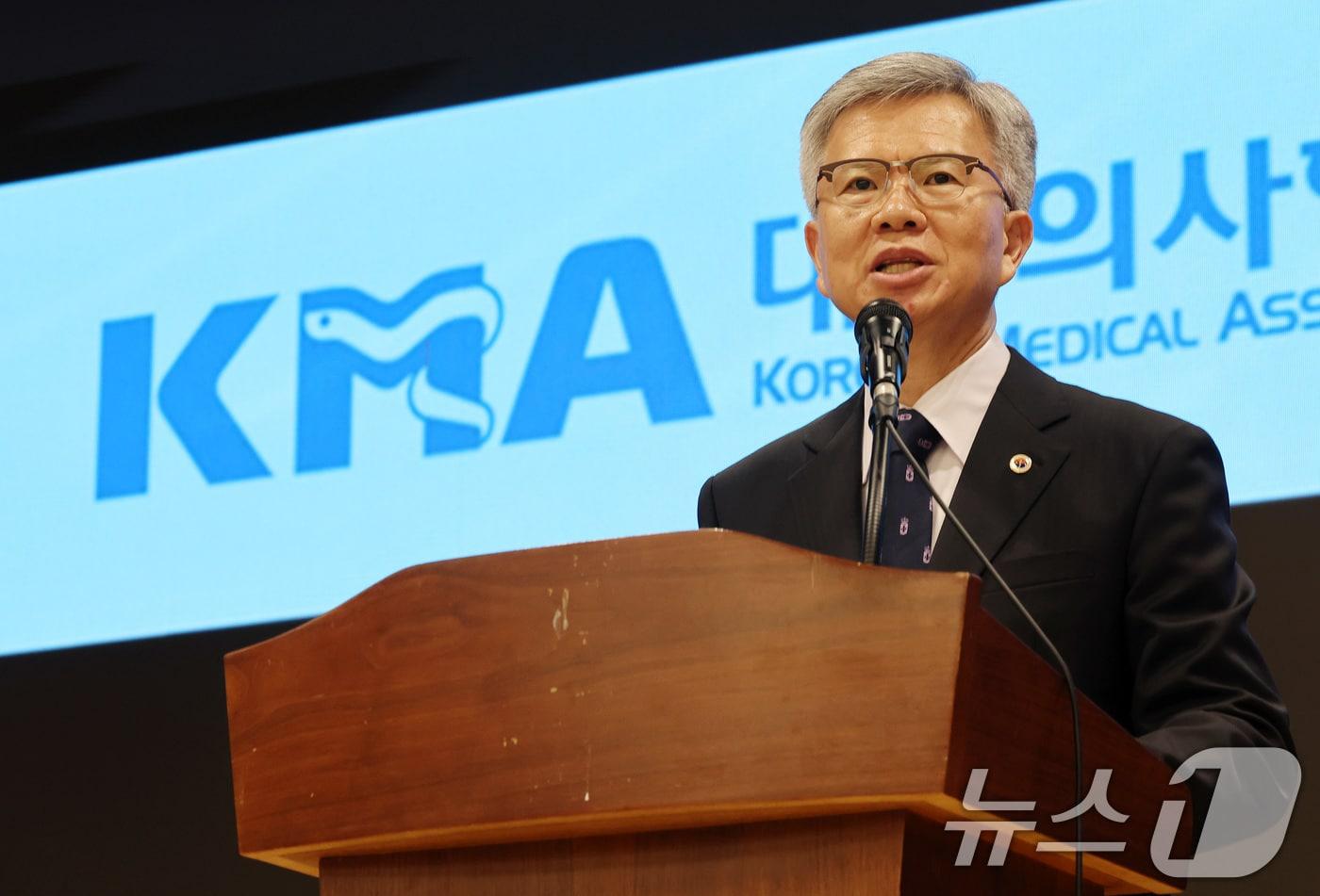 김택우 대한의사협회 회장이 3일 오후 서울 용산구 대한의사협회회관에서 정례브리핑을 하고 있다. 2025.7.3/뉴스1 ⓒ News1 이동해 기자