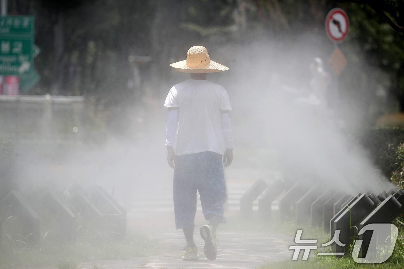일주일째 폭염특보가 이어진 3일 대구 중구 김광석길 입구에 가동된 쿨링포그 사이로 밀짚모자와 쿨토시, 반바지 차림의 시민이 걷고 있다. 2025.7.3/뉴스1 ⓒ News1 공정식 기자