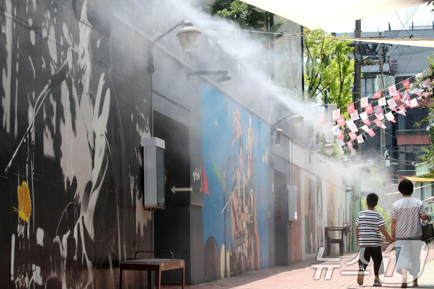 일주일째 폭염특보가 이어진 3일 대구 중구 김광석길에 설치된 쿨링포그가 가동돼 불볕더위를 식히고 있지만, 찾는 사람이 드물어 발길은 뜸하기만 하다. 2025.7.3/뉴스1 ⓒ News1 공정식 기자