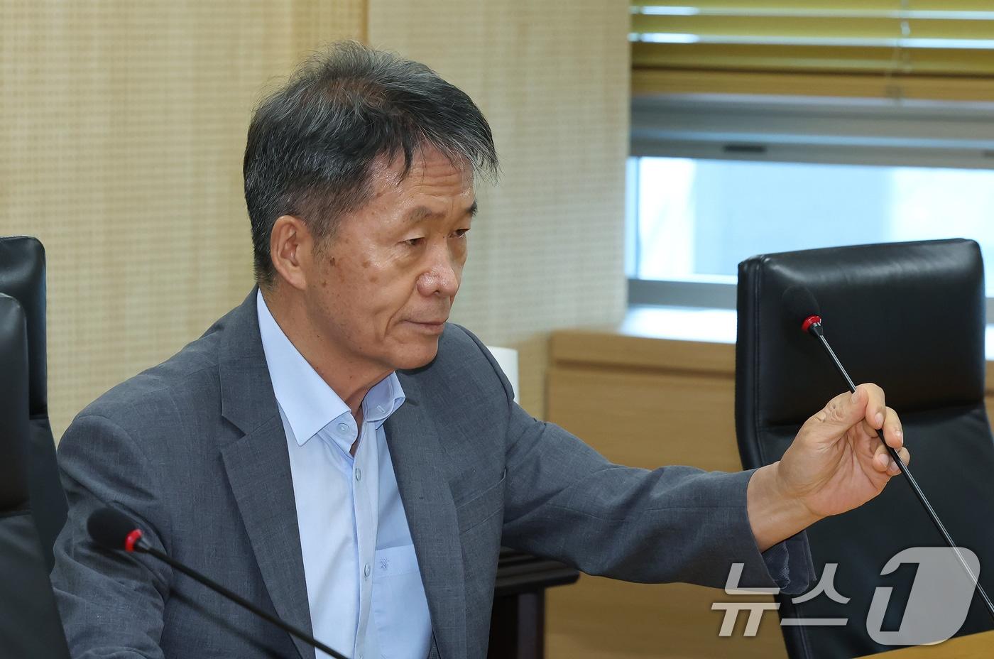 김용원 국가인권위원회 상임위원이 3일 오후 서울 중구 인권위에서 열린 제16차 상임위원회에 참석하고 있다. 이날 상임위에서는 군 인권교육 강화를 위한 제도 개선 권고 수용 보고와 계엄법 일부개정법률안에 대한 의견표명 등이 의결 안건이 상정됐다. 2025.7.3/뉴스1 ⓒ News1 장수영 기자