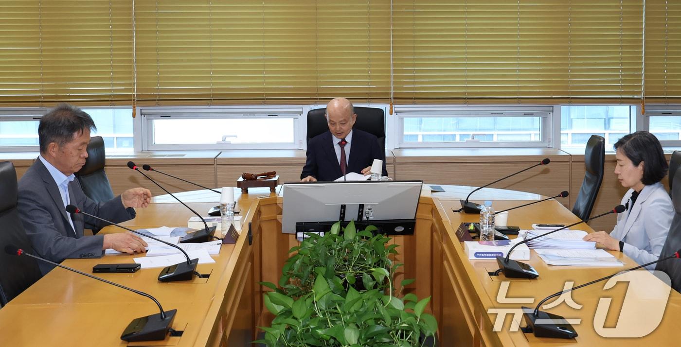 안창호 국가인권위원회 위원장이 지난 3일 오후 서울 중구 인권위에서 열린 제16차 상임위원회를 주재하고 있다. 2025.7.3/뉴스1 ⓒ News1 장수영 기자