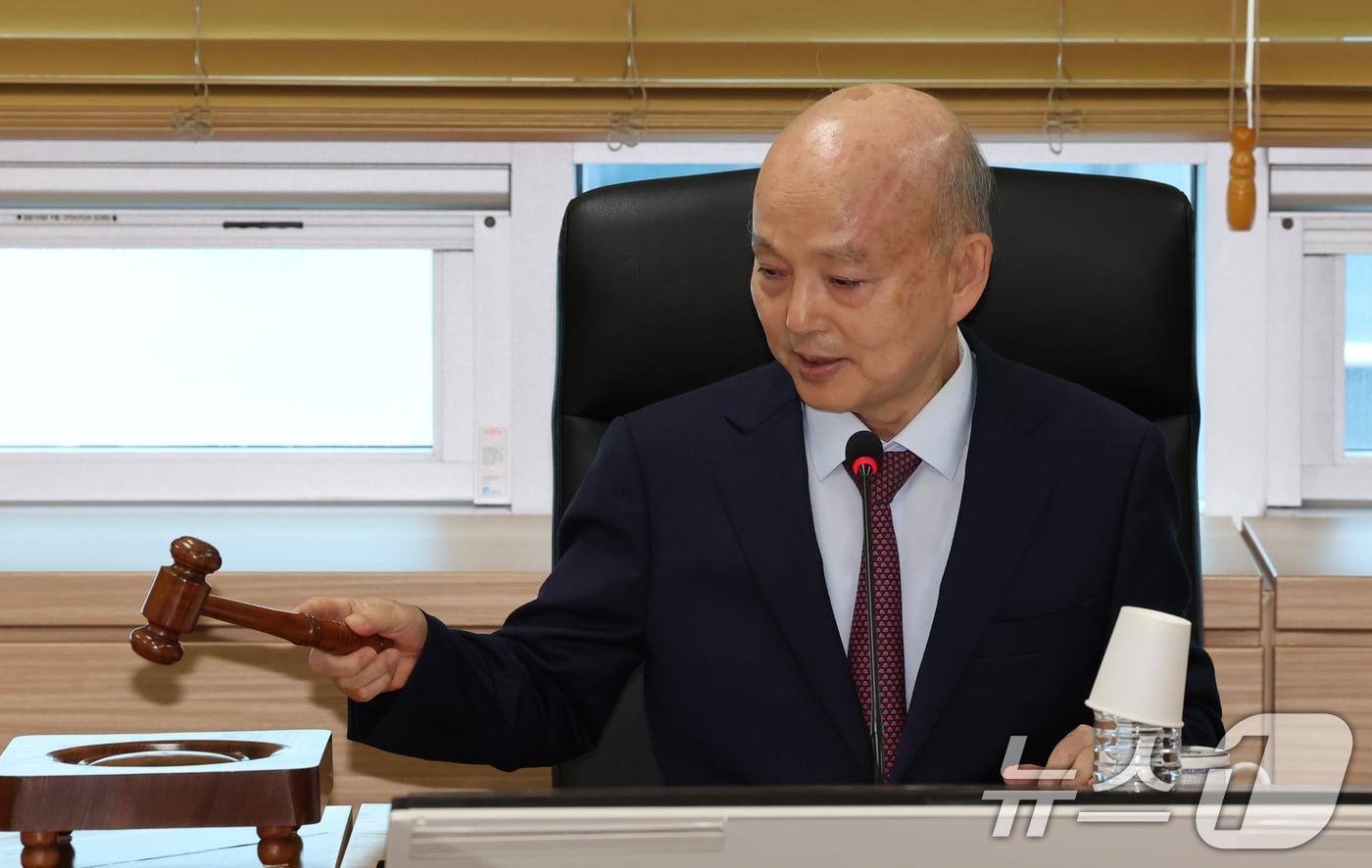 안창호 국가인권위원회 위원장이 3일 오후 서울 중구 인권위에서 열린 제16차 상임위원회에서 의사봉을 두드리고 있다. 이날 상임위에서는 군 인권교육 강화를 위한 제도 개선 권고 수용 보고와 계엄법 일부개정법률안에 대한 의견표명 등이 의결 안건이 상정됐다. 2025.7.3/뉴스1 ⓒ News1 장수영 기자