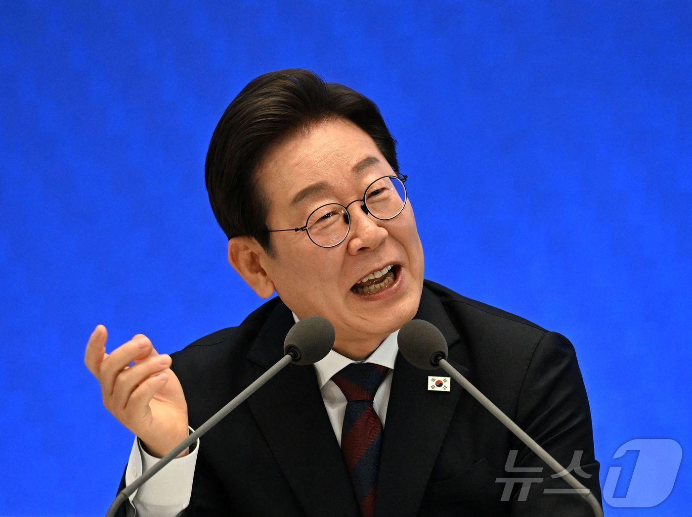 본문 이미지 - 이재명 대통령이 3일 청와대 영빈관에서 열린 ‘대통령의 30일, 언론이 묻고 국민에게 답하다’ 기자회견에서 발언하고 있다. ⓒ AFP=뉴스1 ⓒ News1 송원영 기자