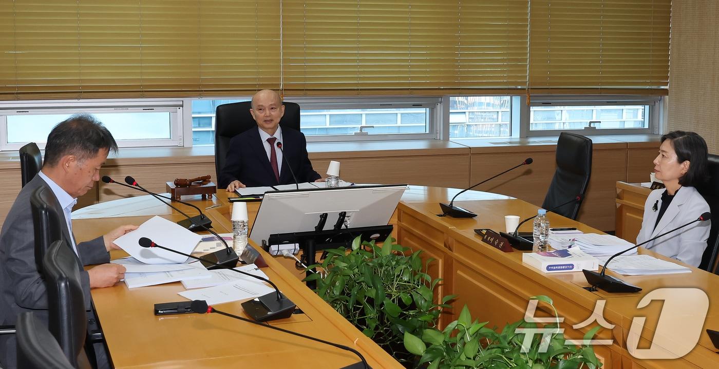 본문 이미지 - 안창호 국가인권위원회 위원장이 3일 오후 서울 중구 인권위에서 열린 제16차 상임위원회를 주재하고 있다. 2025.7.3/뉴스1 ⓒ News1 장수영 기자