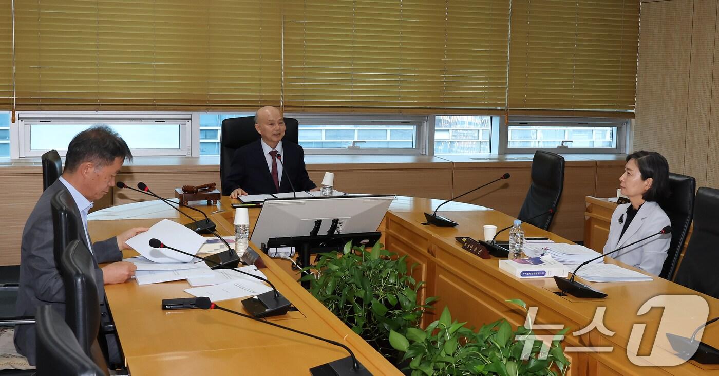 안창호 국가인권위원회 위원장이 서울 중구 인권위에서 열린 제16차 상임위원회를 주재하고 있다. /뉴스1 ⓒ News1 장수영 기자