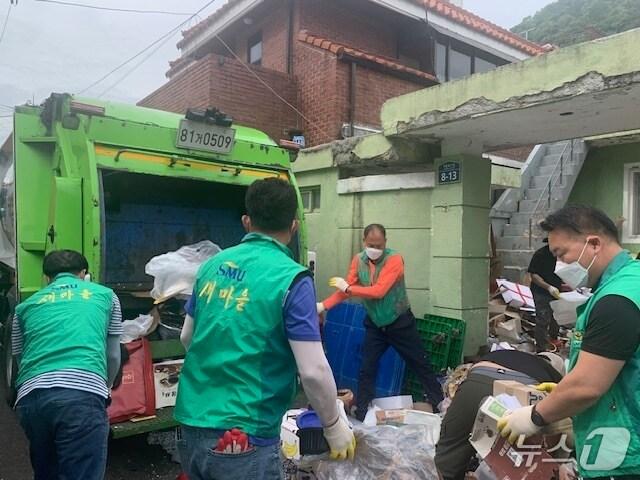 본문 이미지 - 대구 수성구과 수성구새마을협의회가 함께 저장강박 가구를 찾아 대규모 환경 개선 작업을 실시했다.&#40;대구 수성구 제공.재판매 및 DB금지&#41;