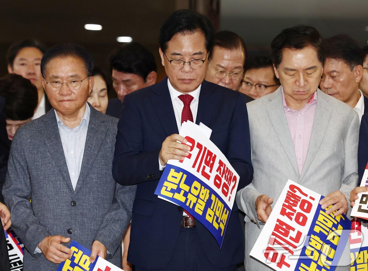 본문 이미지 - 송언석 국민의힘 비상대책위원장 겸 원내대표가 본회의가 열린 3일 오후 서울 여의도 국회 로텐더홀에서 김민석 국무총리 후보자 임명을 규탄하는 피켓팅을 마치고 굳은 표정을 하고 있다. 2025.7.3/뉴스1 ⓒ News1 김민지 기자