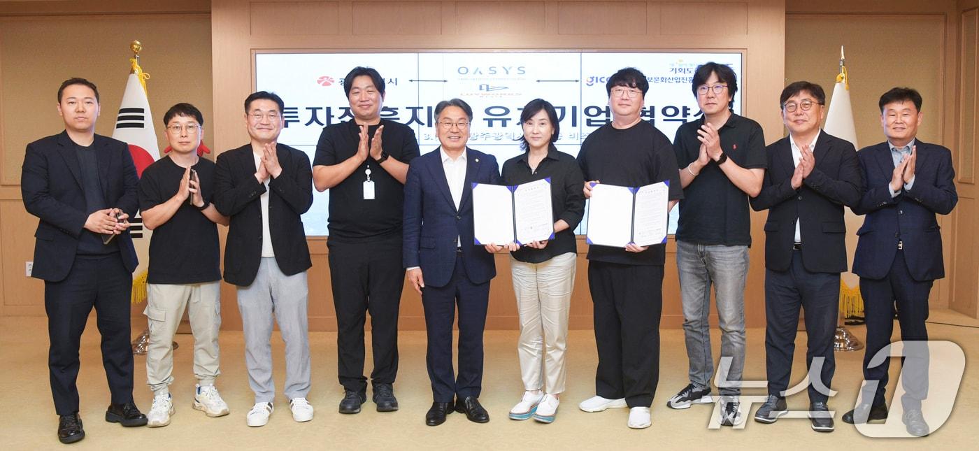 강기정 광주시장이 3일 시청 비즈니스룸에서 ㈜오아시스 스튜디어, ㈜루이웍스미디어와 투자진흥지구 유치기업 투자 협약을 체결한 뒤 기념촬영을 하고 있다.(광주시 제공. 재판매 및 DB) 2025.7.3/뉴스1 