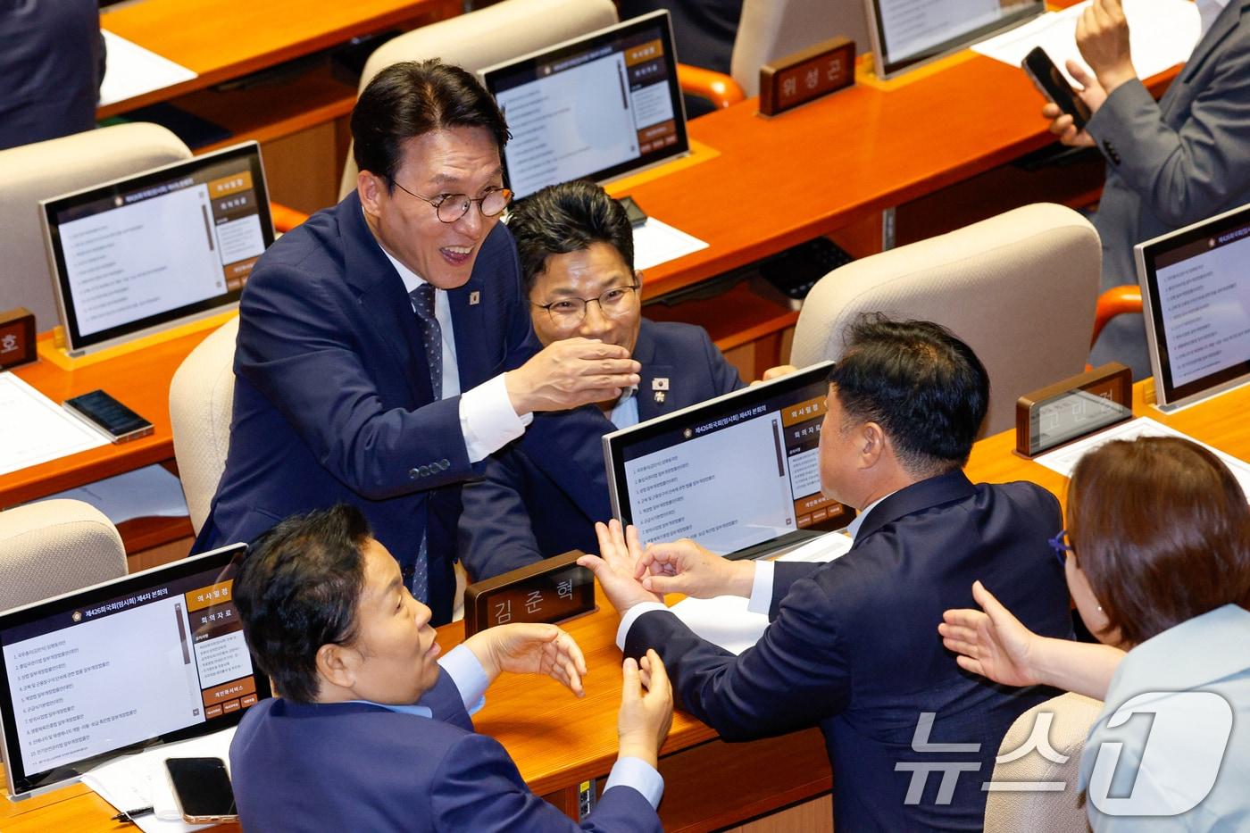 김민석 국무총리 후보자가 3일 오후 서울 여의도 국회에서 열린 제426회국회(임시회) 제4차 본회의에서 본인의 임명동의안에 무기명 투표를 마친 뒤 동료 의원들과 악수하고 있다. 2025.7.3/뉴스1 ⓒ News1 안은나 기자