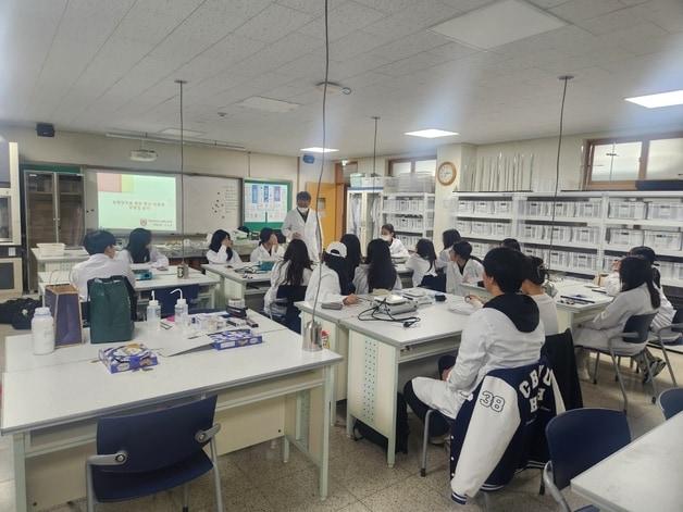 본문 이미지 - 고교-대학연계 Go-Together 프로그램 운영 모습.(충북대학교 제공. 재판매 및 DB금지)/뉴스1