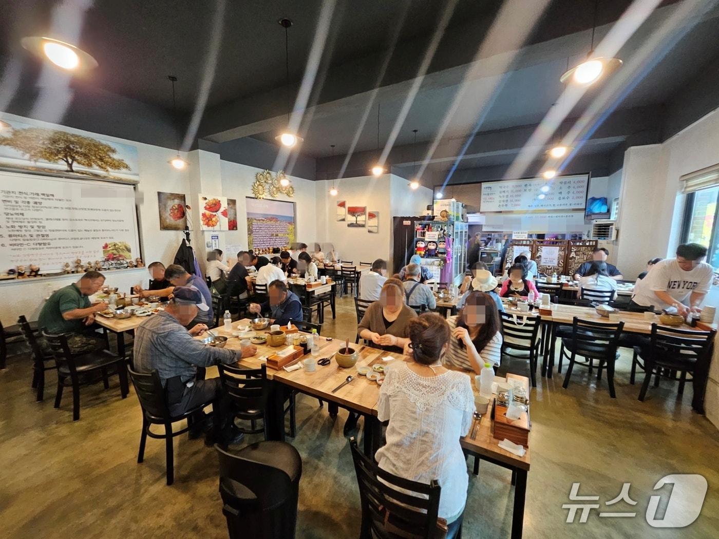 본문 이미지 -  3일 낮 강원 춘천 동면 장학리의 한 막국수 식당에 손님들로 북적였다. 2025.7.3 한귀섭 기자