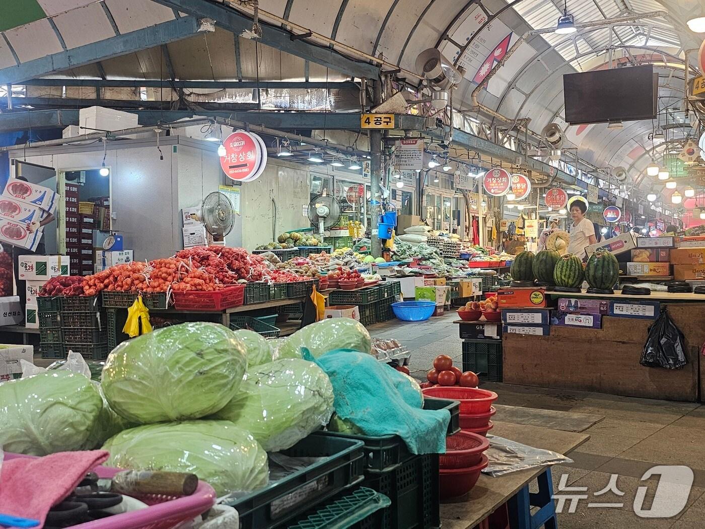 본문 이미지 - 낮 최고 기온 34도, 체감온도 35도를 기록한 3일 오후 2시쯤 경남 김해시 동상동 동상전통시장에서 상인들이 손님을 기다리고 있다. ⓒ 뉴스1 박민석 기자