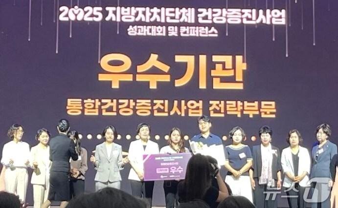 본문 이미지 - 전주시가 ‘2024년 통합건강증진사업 전략 부문 성과 개선 우수기관’으로 선정돼 보건복지부장관 표창을 수상했다.&#40;전주시 제공, 재판매 및 DB 금지&#41;/뉴스1