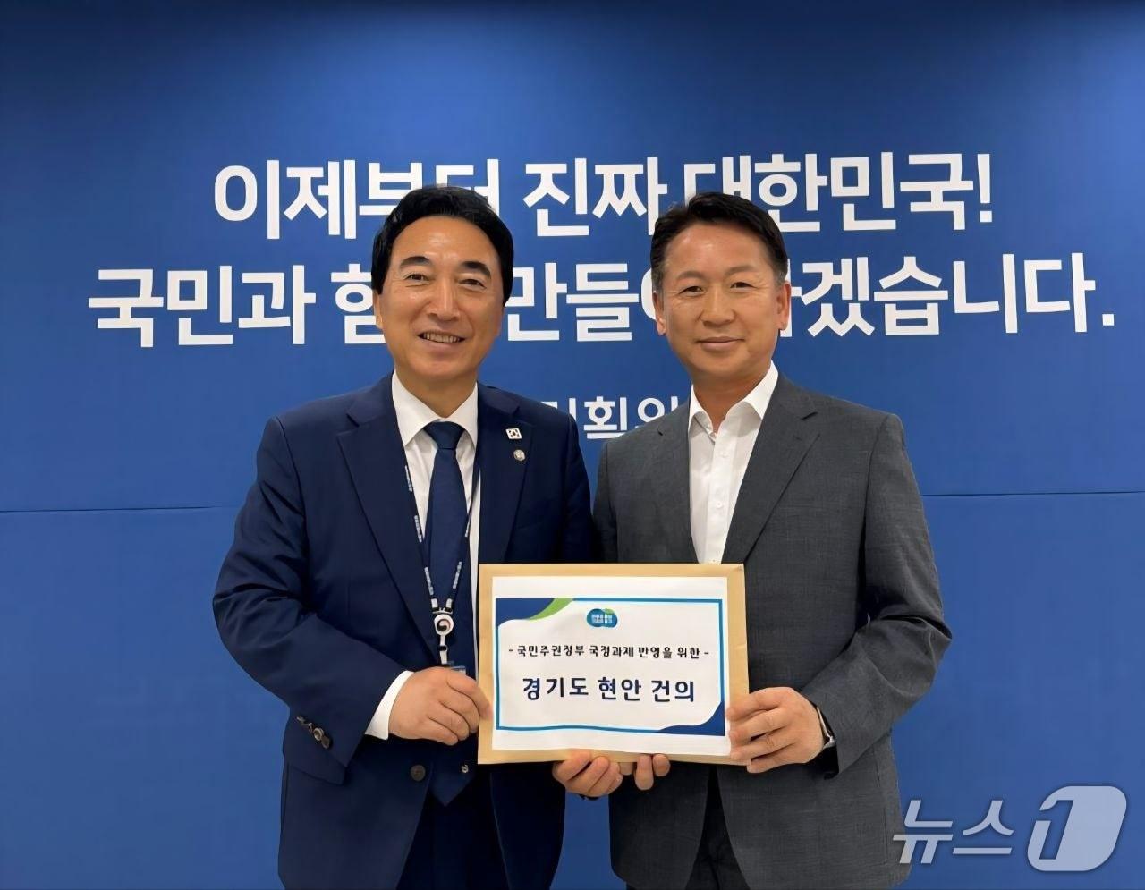 본문 이미지 - 사진 왼쪽부터 박수현 국가균형성장발전특별위원장, 고영인 경기도경제부지사.(경기도 제공. 재판매 및 DB금지)